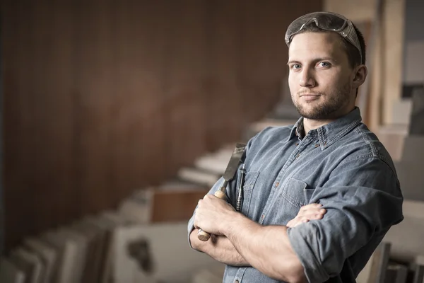 Trabajador de pie con un cincel — Foto de Stock