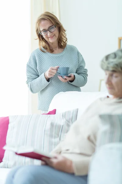 Pflege der Mutter — Stockfoto