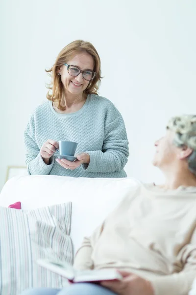 Lächelnd zur Mutter — Stockfoto