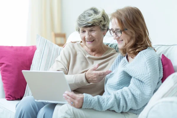 Hija y madre con computadora — Foto de Stock