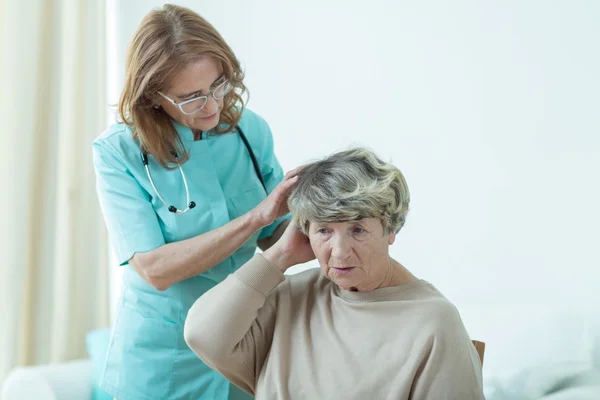 Examining a patient — Stock Photo, Image