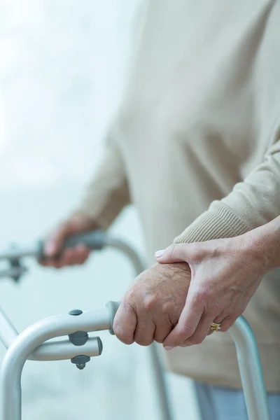 Caminar con asistencia — Foto de Stock