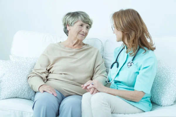 Hablando con un viejo paciente — Foto de Stock