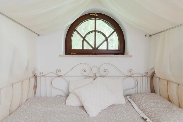 鉄の装飾が施された豪華なベッド — ストック写真