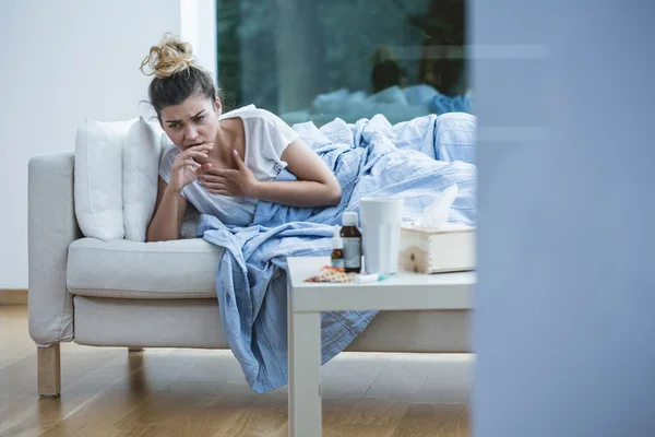 Kranke Frau auf dem Sofa — Stockfoto