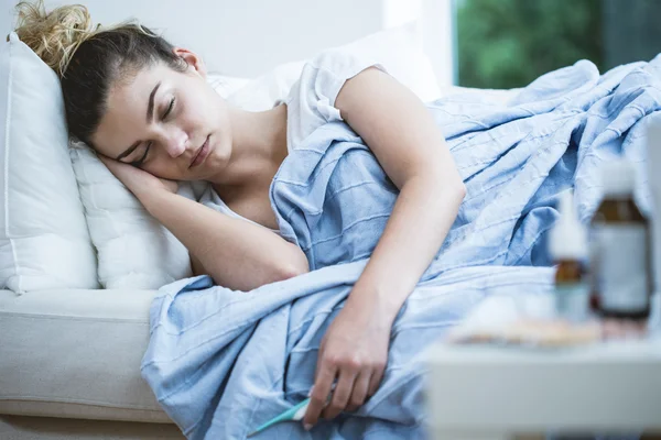 Mujer joven con gripe —  Fotos de Stock