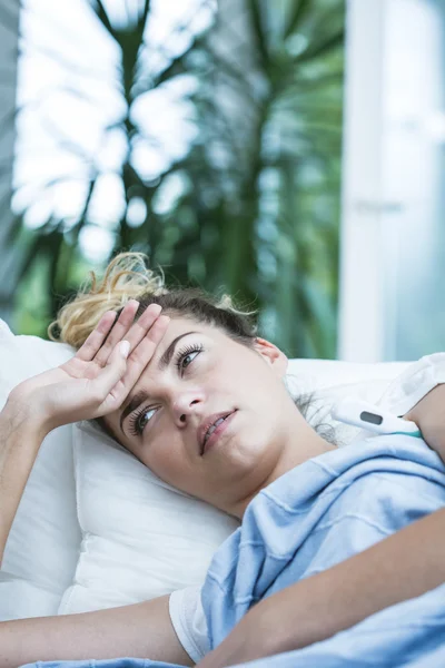 Menina com gripe — Fotografia de Stock