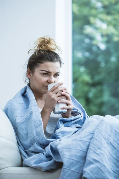 Frau mit kaltem Tee trinken — Stockfoto
