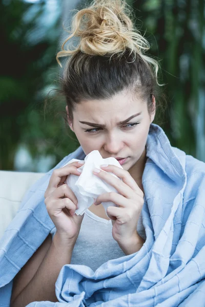 Mujer enferma con tejido — Foto de Stock