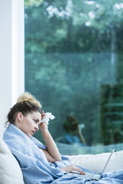 Joven mujer teniendo un resfriado —  Fotos de Stock