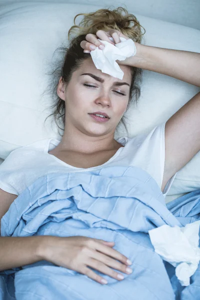 Frau an Grippe erkrankt — Stockfoto