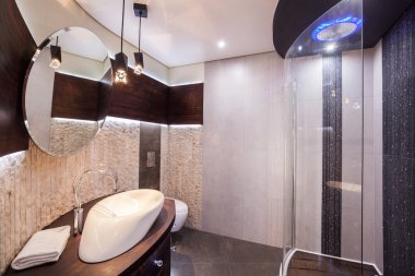 Modern ve fonksiyonel banyo