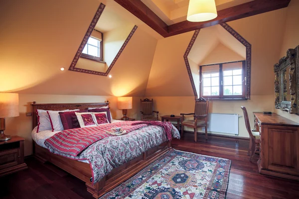 Спальня с двуспальной кроватью — стоковое фото