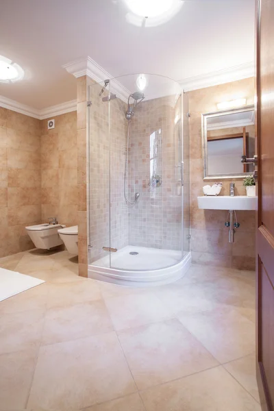 Espaçoso banheiro quente com chuveiro — Fotografia de Stock
