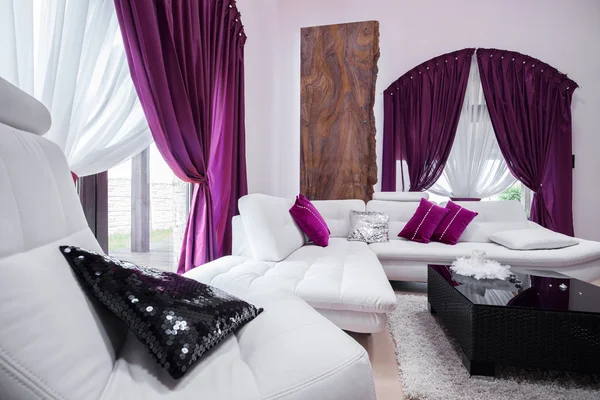 Фиолетовые украшения гостиной — стоковое фото