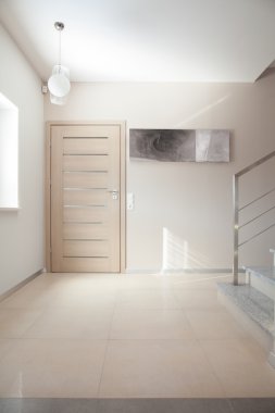 Beyaz koridorda şık villa