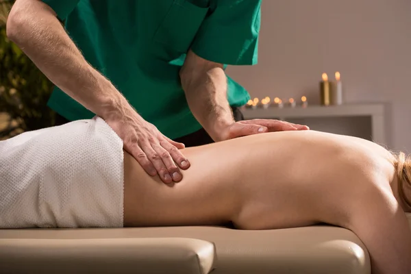Profesjonalnego masażu w centrum odnowy biologicznej — Zdjęcie stockowe