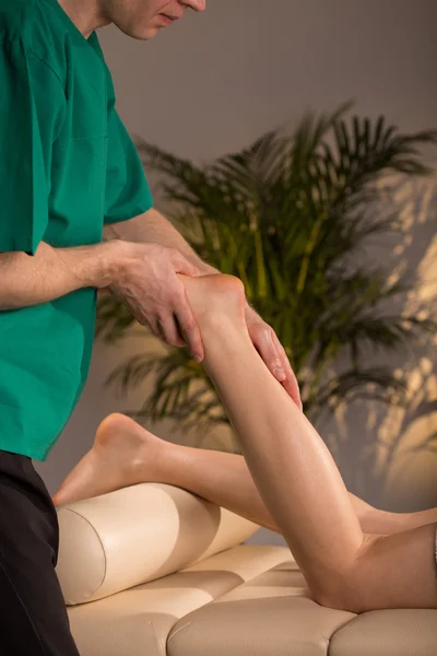 Massagem terapeuta fazendo massagem funcional — Fotografia de Stock