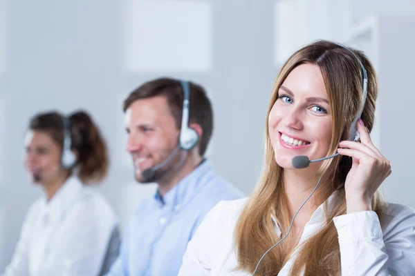 Groep mensen met headsets — Stockfoto