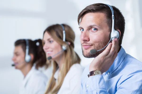 Opérateurs de téléphone de soutien dans casque — Photo