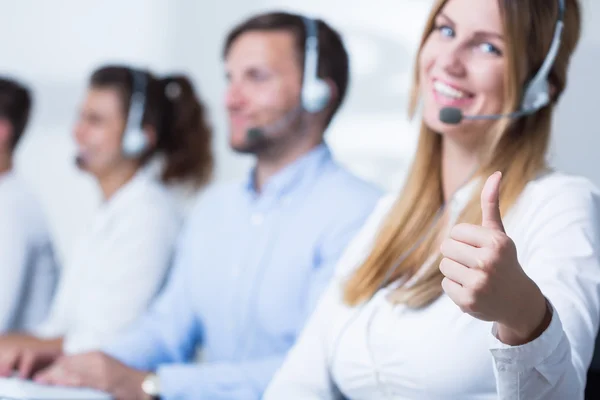 Attraktiva call center operatör — Stockfoto