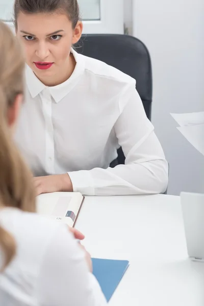 Veeleisende vrouwelijke baas — Stockfoto