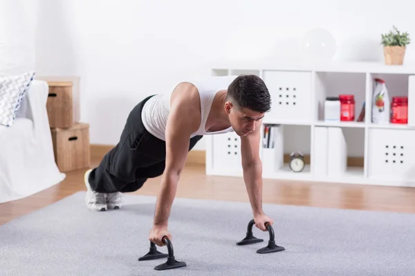 Bodybuilder doing push ups — Stock Photo, Image
