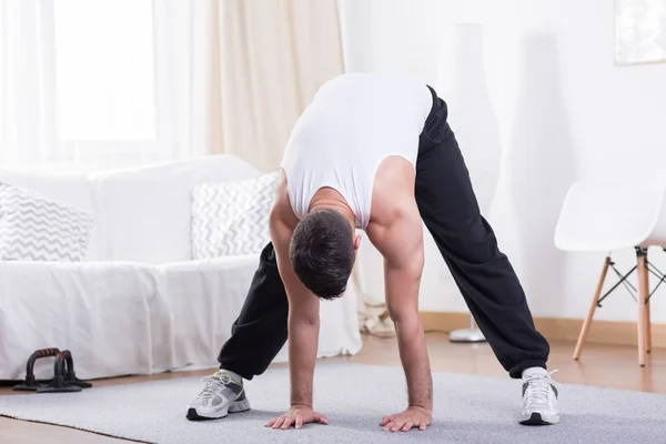 Uomo stretching corpo dopo l'allenamento — Foto Stock