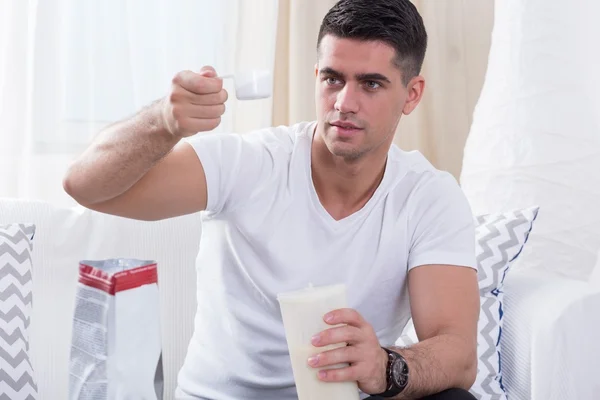 Bodybuilder bereitet Proteinshake vor — Stockfoto