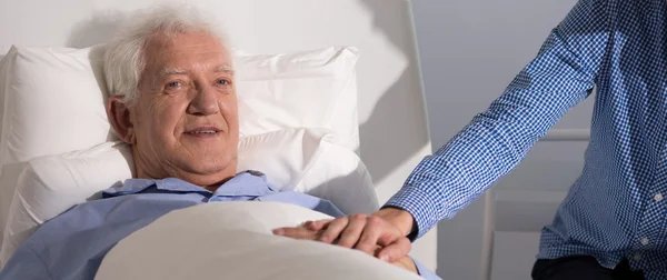 Sonriente abuelo sosteniendo la mano del nieto —  Fotos de Stock