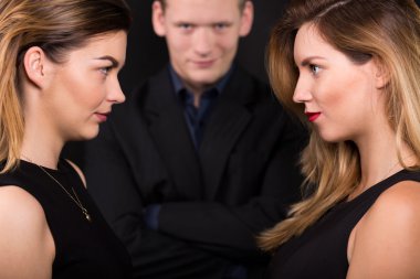 İki çekici kadın ve erkek