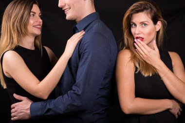 İki güzel bayan ve erkek