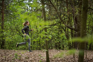 Etkin runner doğada egzersiz