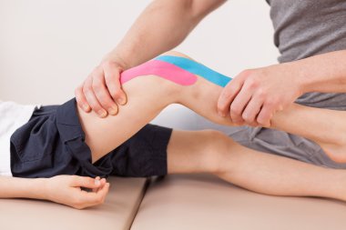 Kinesio bant ile küçük çocuk