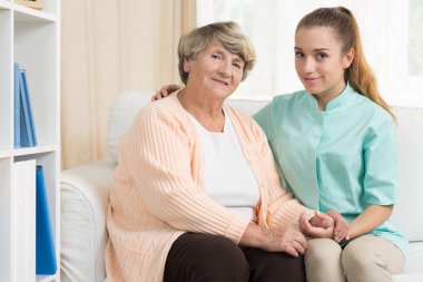 Kadın kıdemli ve bakıcı