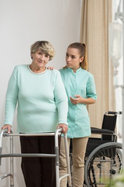 Çerçeve yürüyüş ile duran kadın