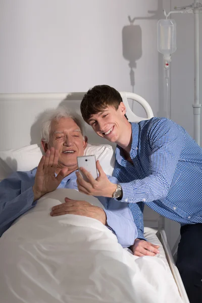 Paciente mayor llamando a su pariente — Foto de Stock