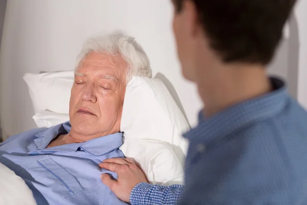 Ouderling zieke man slapen — Stockfoto