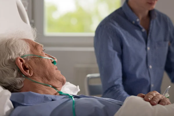 Starší relativní návštěvy hospitalizovaných muž — Stock fotografie