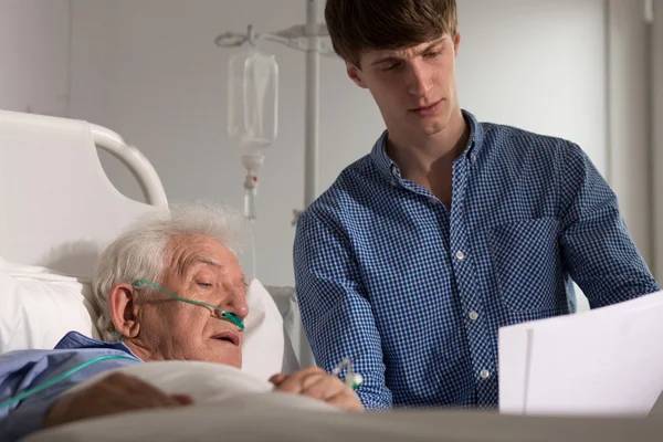 Oudere patiënt kijken zijn resultaten — Stockfoto