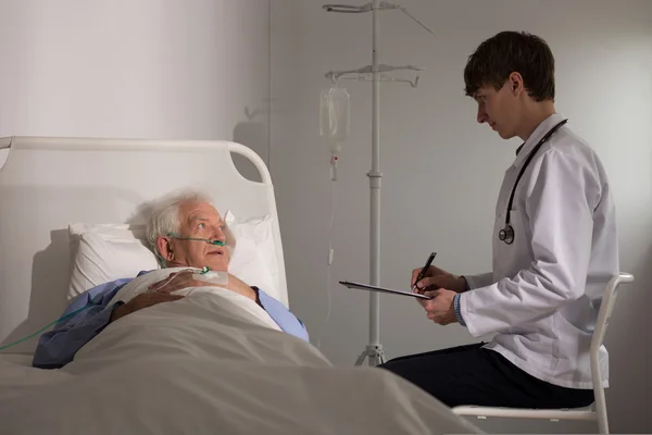 Viejo paciente escuchando malas noticias — Foto de Stock