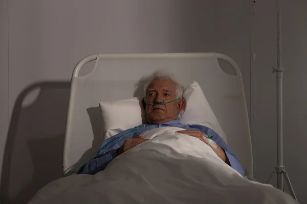 คนไข้สูงอายุคนเดียวในโรงพยาบาล — ภาพถ่ายสต็อก
