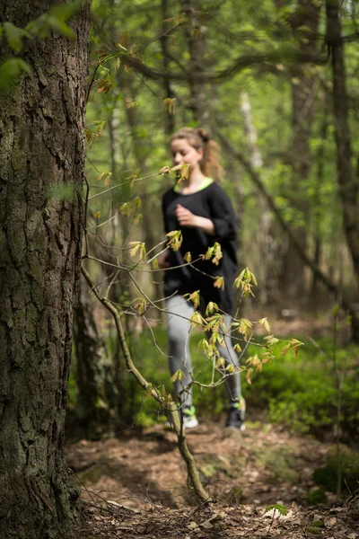 Urheilullinen tyttö pitää kunnossa — kuvapankkivalokuva