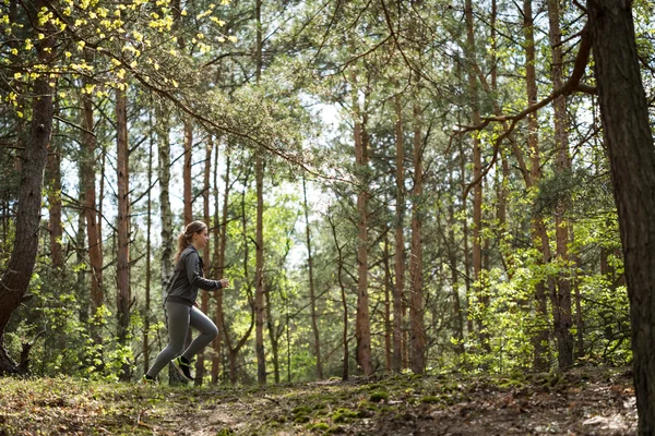 Fille courir en dehors de la ville — Photo