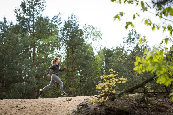 Fitness menina exercitando-se na natureza — Fotografia de Stock
