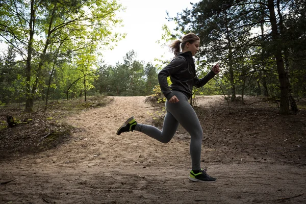 Frau trainiert auf Fitnessparcours — Stockfoto