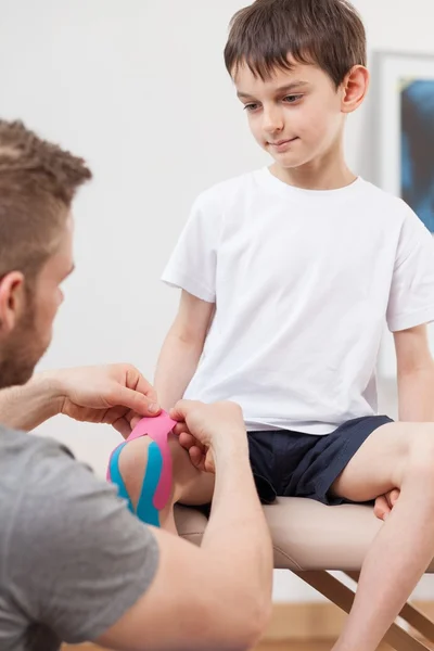 Malý chlapec během terapie kineziologie — Stock fotografie