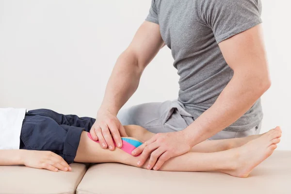 Physical therapist doing massage — Stock Photo, Image