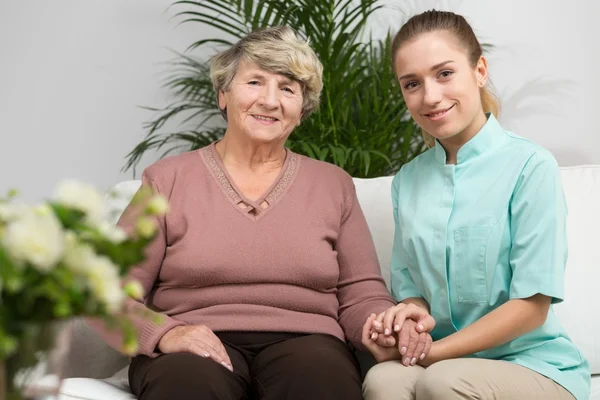 Verpleegkundige zorg over oudere vrouw — Stockfoto