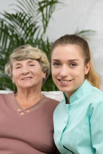 Anciana y enfermera —  Fotos de Stock